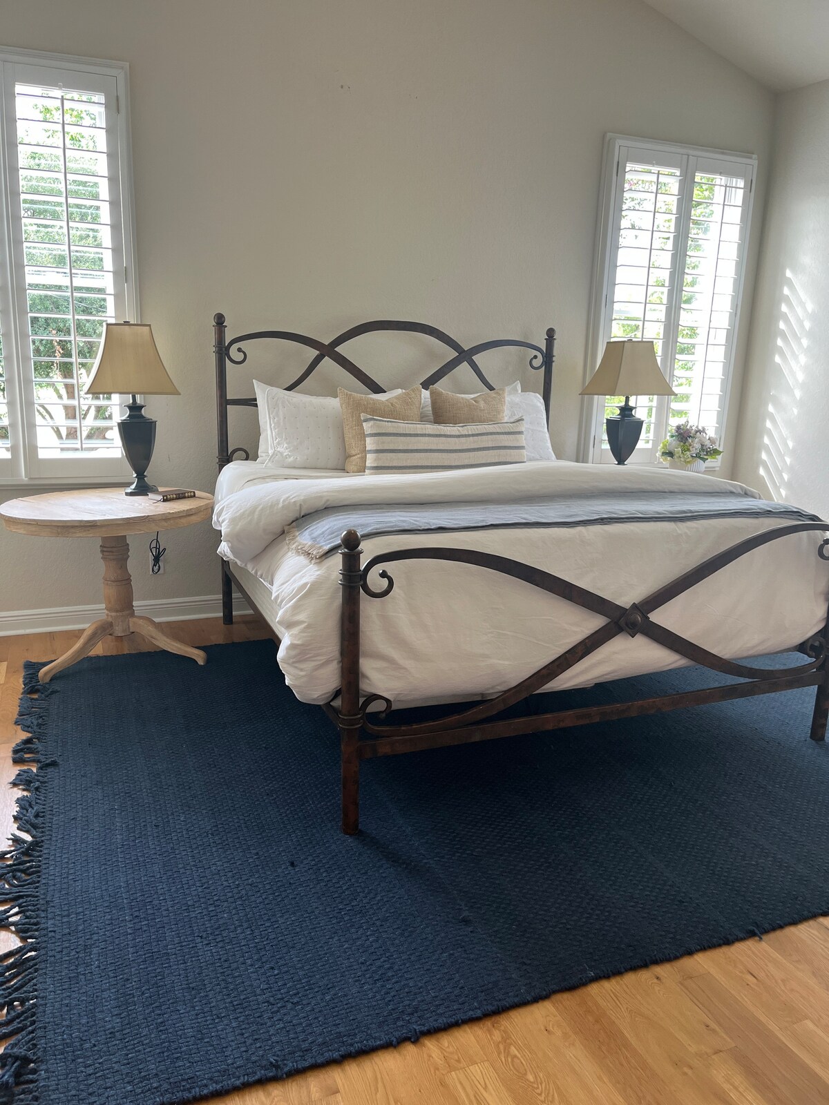 Chumba kikubwa cha kulala cha msingi kiko juu ya miti kwenye sakafu yake mwenyewe na bafu la chumba cha kulala na kuingia kwenye kabati. 