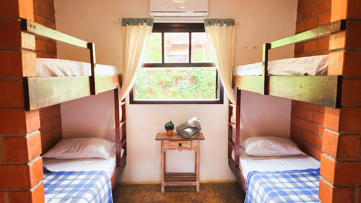 Dhomë2 me 4 krevate tek (2 krevate marinarë) dhe A/C