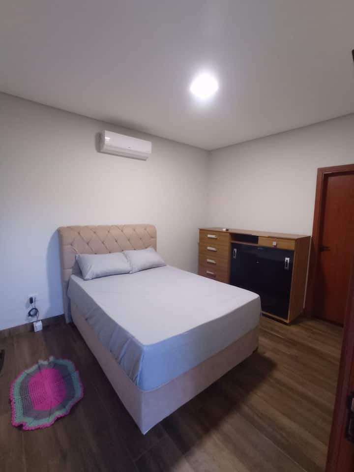 Gemütliches Suite-Zimmer mit Doppelbett, TV und Klimaanlage, für Komfort und Privatsphäre.

