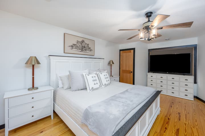 جناح أساسي، إطلالات هادئة على المياه من سرير كبير الحجم (مرتبة قوية ومريحة مع ارتفاع عن بعد وأسفل)، تلفزيون ذكي، حمام داخلي مع دش يؤدي مباشرة إلى حوض استحمام ساخن، الكثير من التخزين، مرحاض مع بيديه، حوض مزدوج.