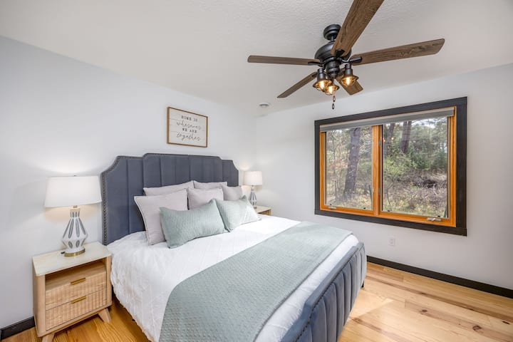 سرير كبير الحجم، تلفزيون ذكي.