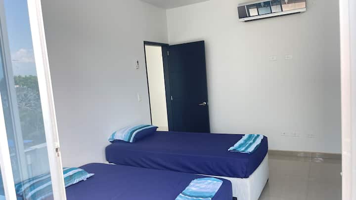 климатизирана соба, бања и два приватни балкона.