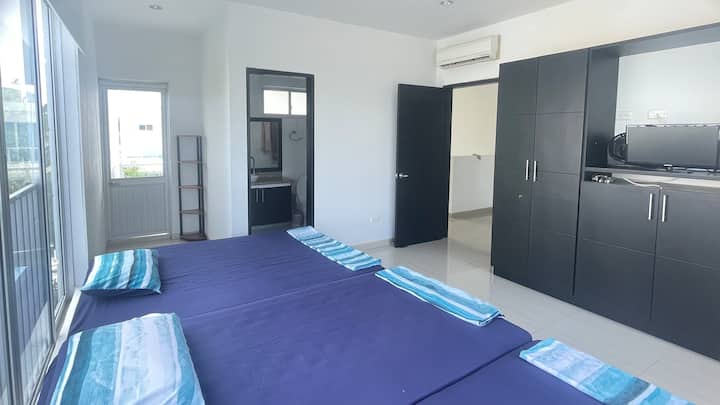 Соба со еден брачен кревет и два единечни кревета, приватна бања, голем балкон и клима уред.