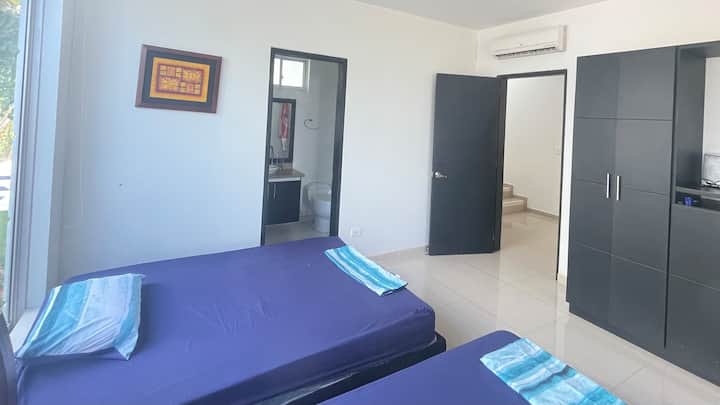 соба со бања, клима уред и голем приватен балкон.