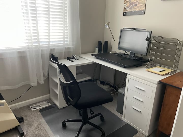 Chumba cha kulala cha tatu hutumiwa kama ofisi ya kujitegemea iliyo na gati la kompyuta, printa, shredder na skrini. Futoni ya ukubwa wa malkia inapatikana kwa wageni wawili wa ziada! Chumba hicho pia kina mwinuko wa ngazi wa kibiashara ambao wageni wanakaribishwa kutumia.