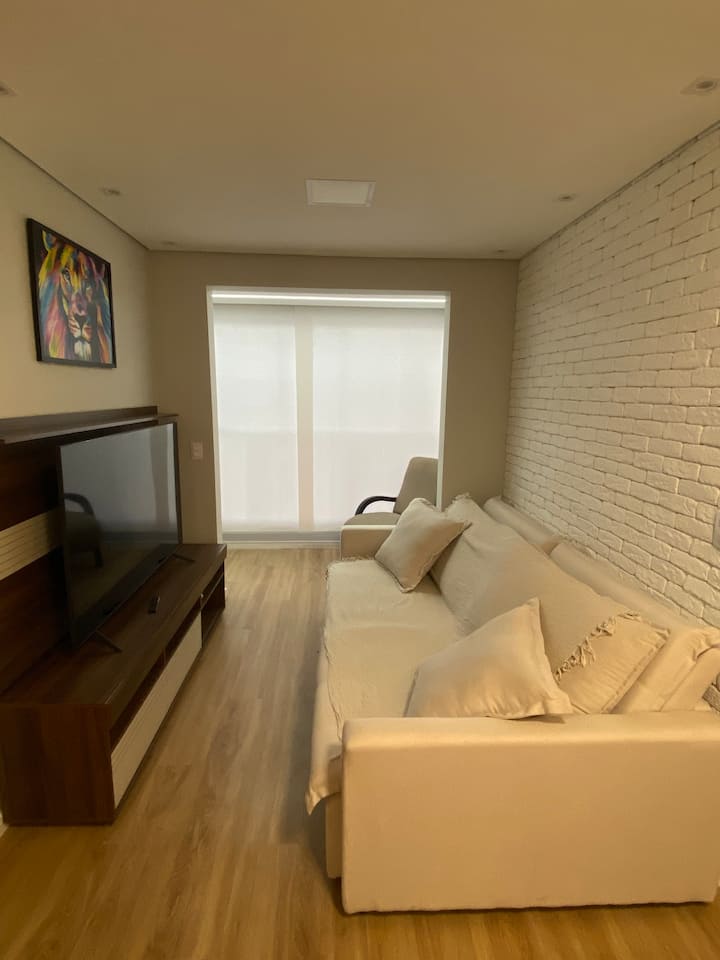 Divan-krevat i ri, super i rehatshëm, hapet plotësisht nga një krevat dopio i tillë. Televizor 60 inç me Netflix dhe video kryesore falas. Persiana në ballkon për të garantuar privatësinë dhe për të bllokuar dritën