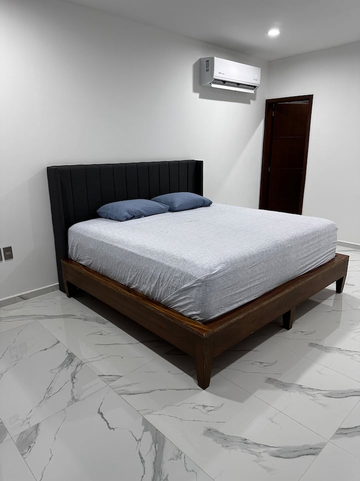 CHUMBA KIKUU CHA STAREHE NA SAFI CHA WAGENI KILICHO NA BAFU CPON MAJI YA MOTO SHAMPUU YA KUTOSHA YA SABUNI YA MWILI, KITANDA CHA SOFA NA 42"TELEVICION MBELE YA DIRISHA LINALOANGALIA MZUNGUKO NA BUSTANI AMBAPO WATOTO WAKO WATAWAONA WAKICHEZA NA KUFURAHIA.