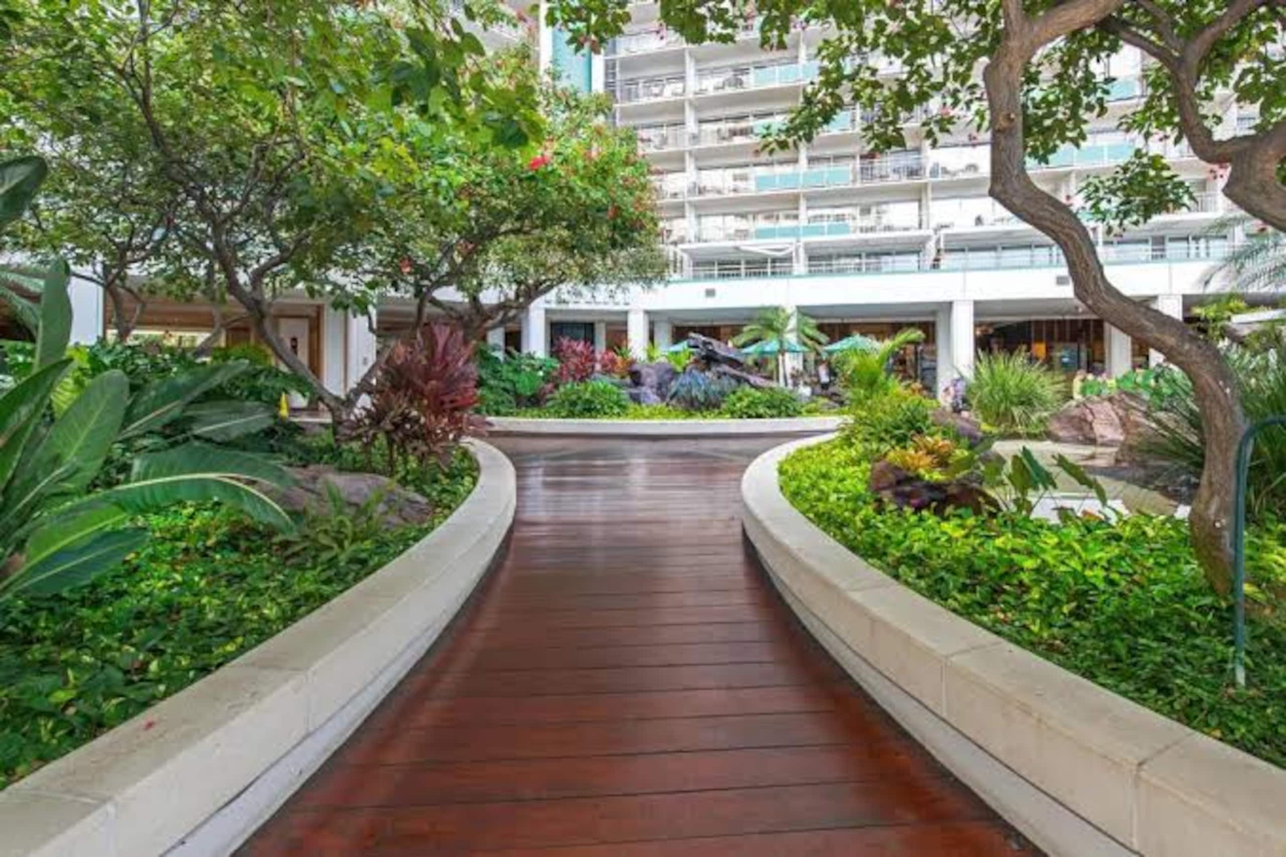 Condo in Honolulu · ★4.72 · 1 bedroom · 3 beds · 1 private bath - Image 20