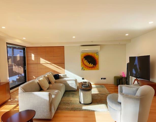 Luxurious Mel CBD 3B2B+2 parking QV1 / 150sqm