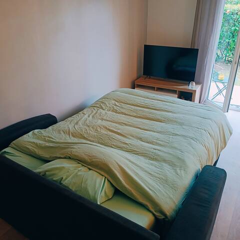 Successful Airbnb property: Quiet, garden, parking, 1 bedroom + sofa bed + baby in Pau