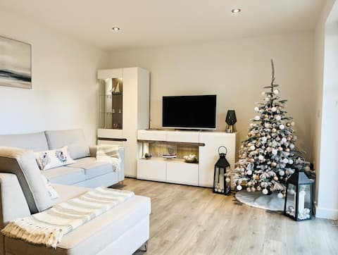 Clean, Bright, 2 double bed ground floor flat