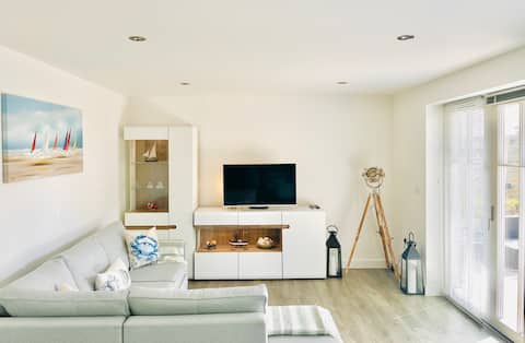 Clean, Bright, 2 double bed ground floor flat