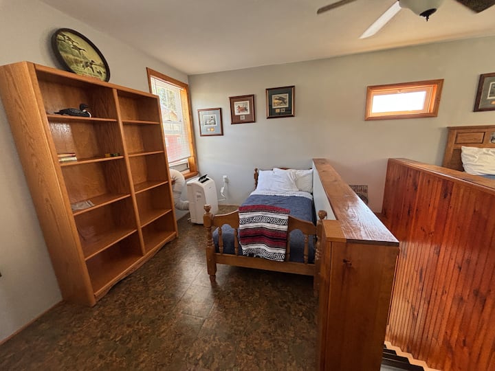 Loft con letto matrimoniale e due letti singoli. Condizionatore a finestra.