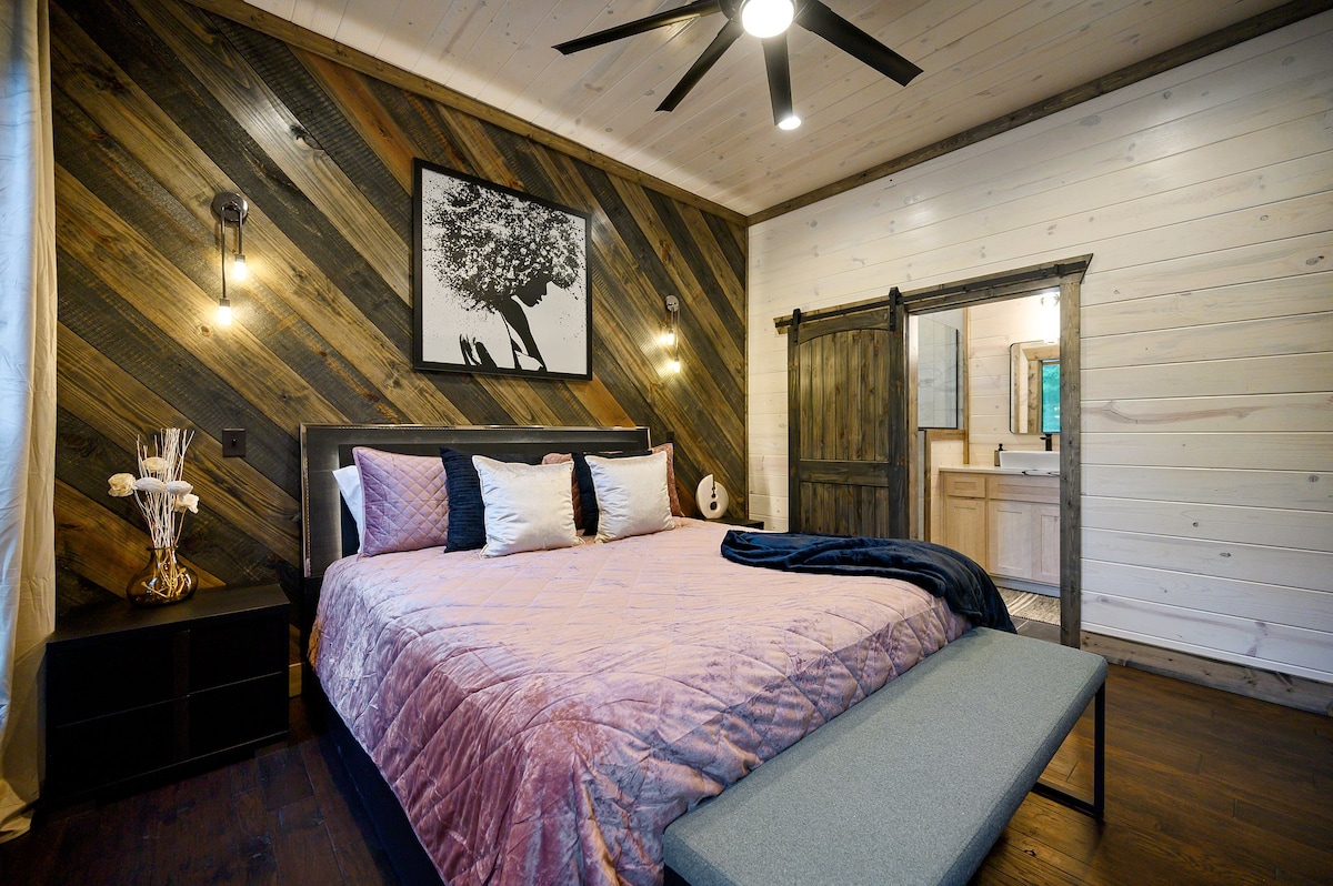 Dormitorio tamaño king dos con baño privado. 