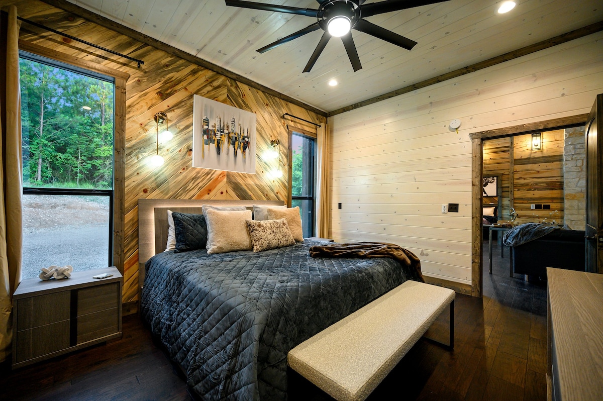 Dormitorio tamaño king uno. 