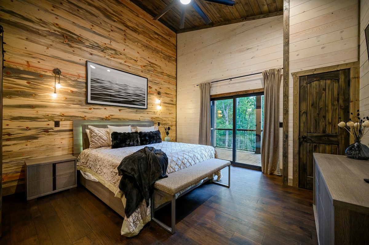 Dormitorio king cuatro con baño privado ubicado arriba. 