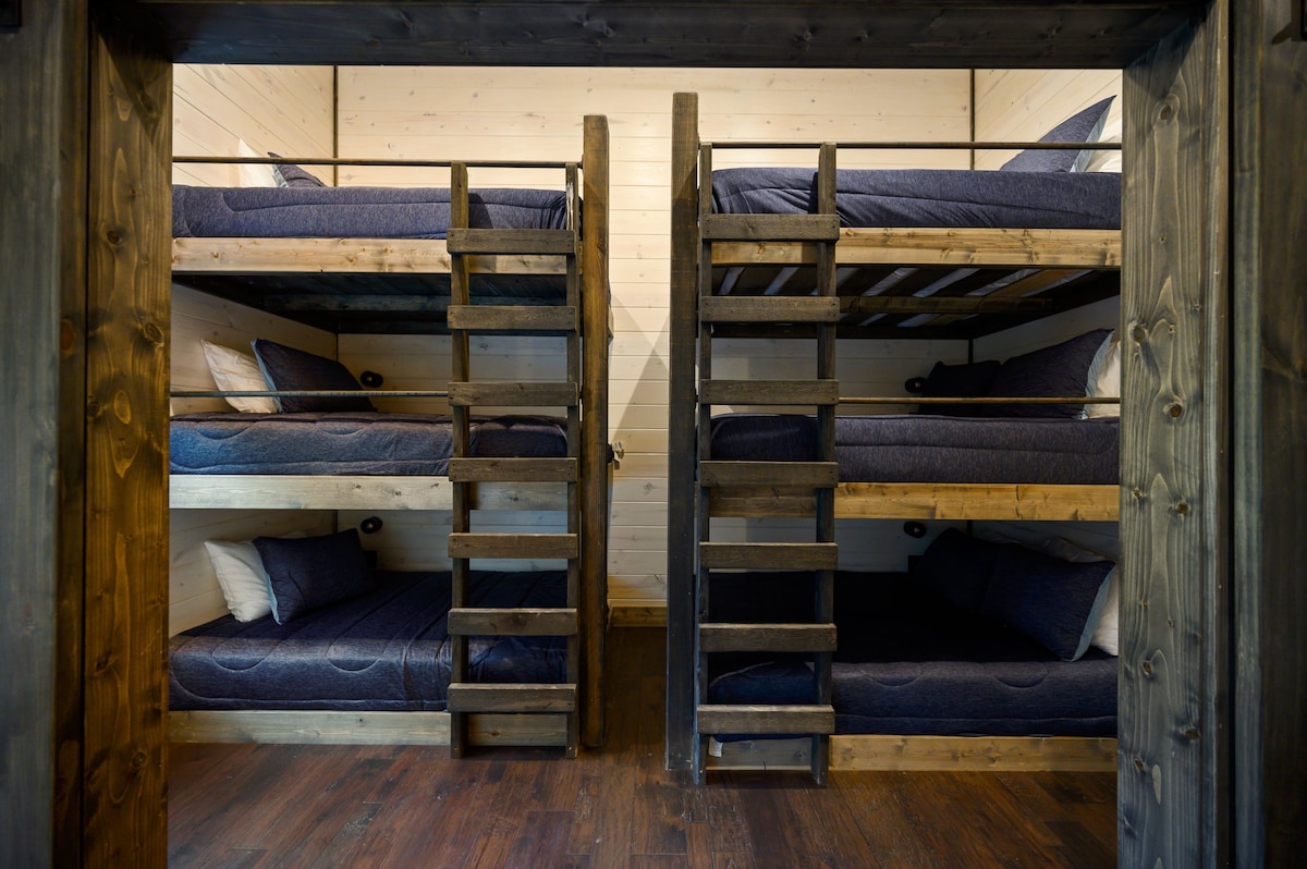 Litera con 3 camas dobles y 3 camas queen ubicadas arriba. 