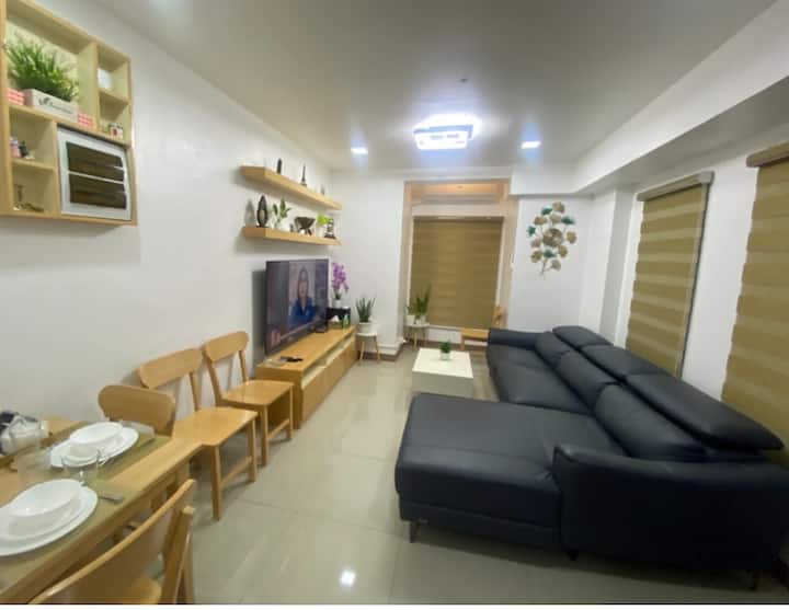 ห้องนั่งเล่นเหมาะสำหรับการพบปะสังสรรค์และการเฉลิมฉลอง มีที่นั่งสบายๆโซฟาเปิดประทุนสมาร์ททีวีขนาด 65 นิ้วสำหรับวิดีโอเป็นพื้นที่ที่เหมาะสำหรับการสังสรรค์สนุกๆคืนดูหนังหรือร้องเพลงกับเพื่อนและครอบครัว