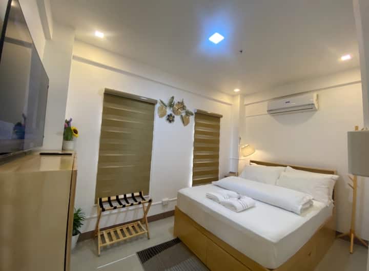 ล่องลอยไปกับการนอนหลับพักผ่อนบนเตียงหรูหราคุณภาพระดับโรงแรมที่ตกแต่งด้วยผ้าปูที่นอนที่คมชัดหมอนนุ่มๆและผ้านวมที่ออกแบบมาเพื่อความสะดวกสบายและผ่อนคลายสูงสุด