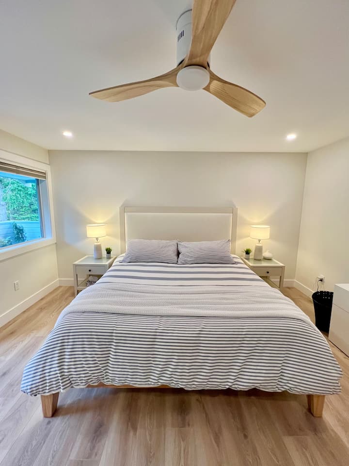 مرتبة بحجم كينج مع مرتبة علوية من الإسفنج الرغوي لتوفير أفضل نوم ليلي لك. قم بتشغيل مروحة السقف للحصول على نسيم مهدئ لمزيد من الراحة!