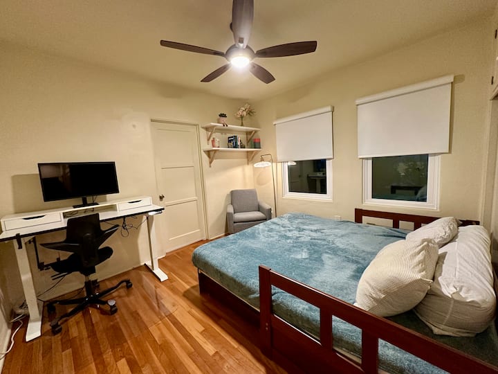 מיטת התאומים נפתחת והופכת למיטת קינג סייז. זוהי ברירת המחדל של החדר המיועד לאורחים, אלא אם האורח השלישי שלהם מעדיף לישון במיטה זוגית.