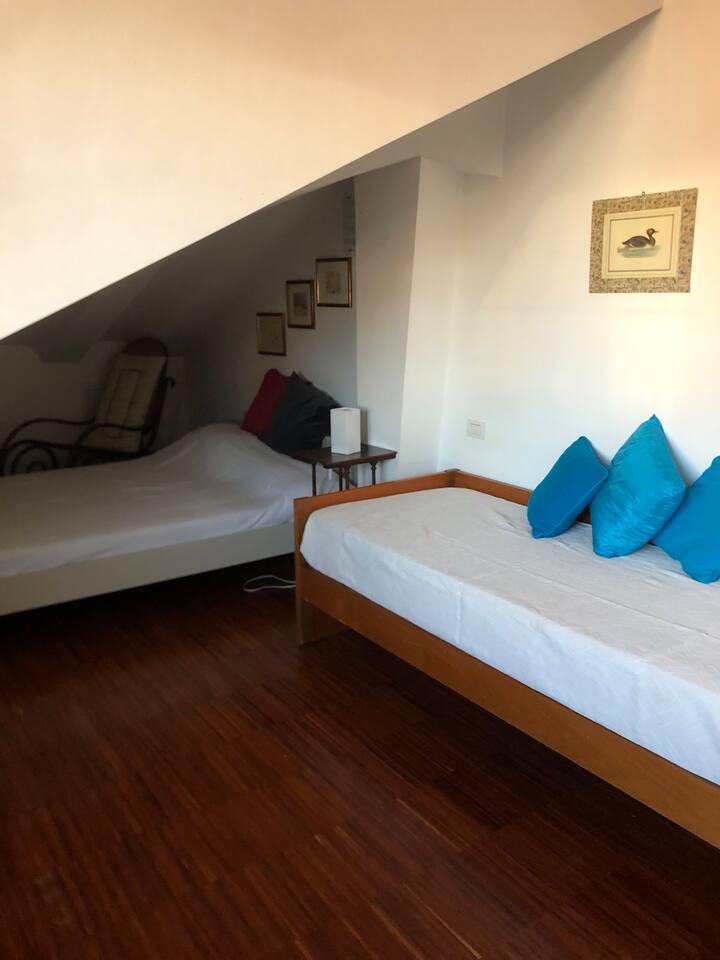 Un lit de 140 cm. et un canapé-lit