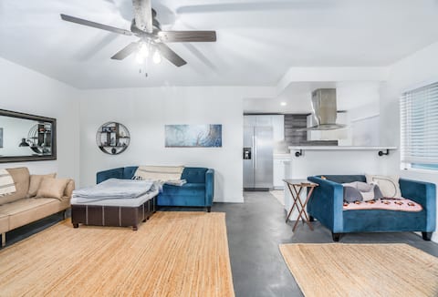 Serene Luxe Escape: Modern Comfort & Nature Bliss