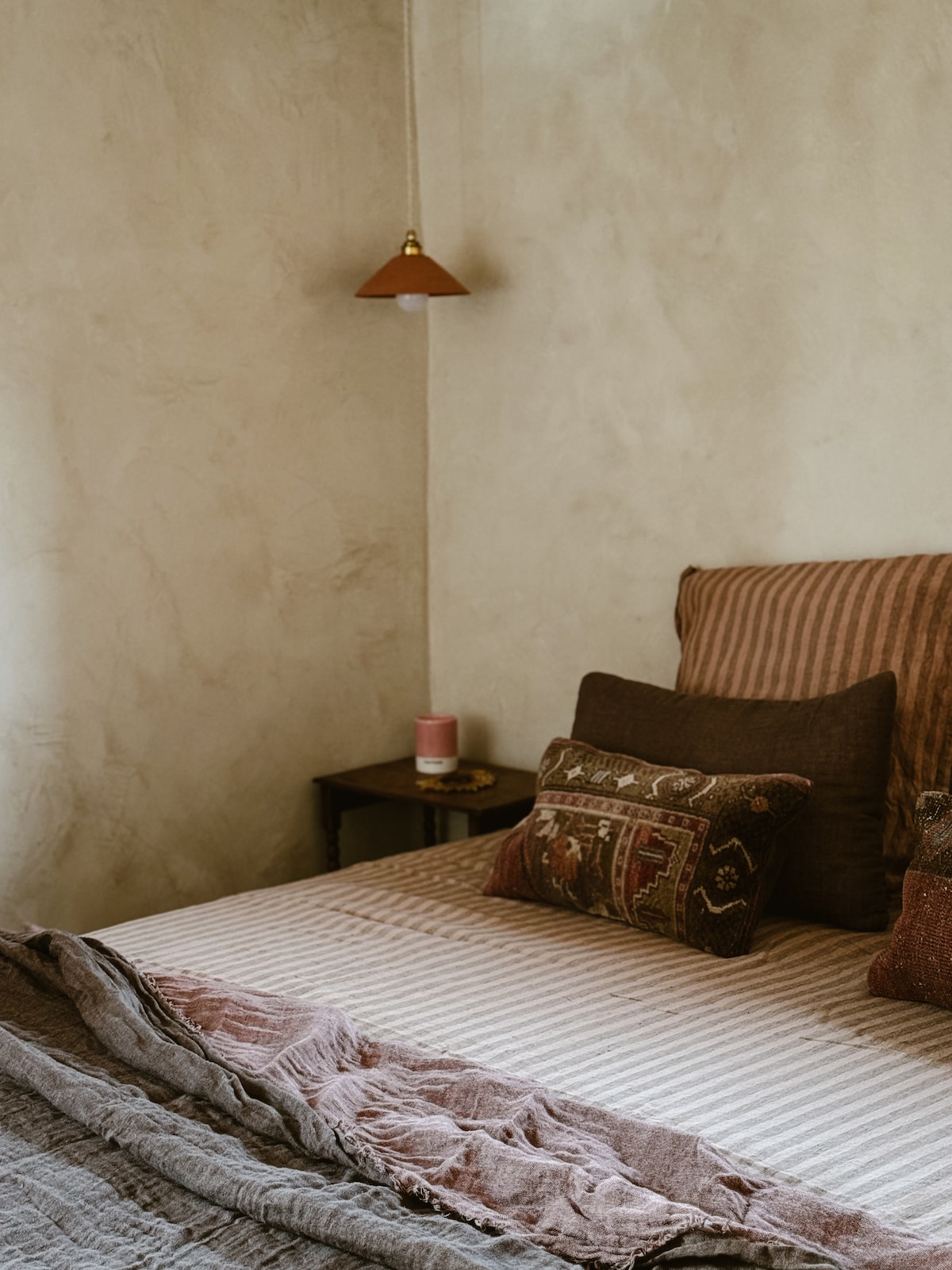 Гъвкавостта е върховна, като предлага свободата да се трансформират условията за спане в две единични легла или едно двойно легло. Стените работеха с фина варова мазилка, а естествените пигменти излъчват фина сладост, привлекателна мечта. 