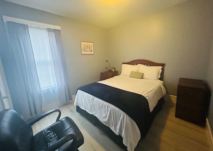 นอนหลับและผ่อนคลายในห้องนอนที่อบอุ่น ห้องนี้มีเตียงขนาดควีนไซส์โต๊ะข้างเตียง 2 ตัวลิ้นชักและตู้เสื้อผ้า 1 ลิ้นชัก หน้าต่างบานใหญ่ที่ให้แสงธรรมชาติและมีม่านบังแสงเพื่อการพักผ่อนที่ดี 
