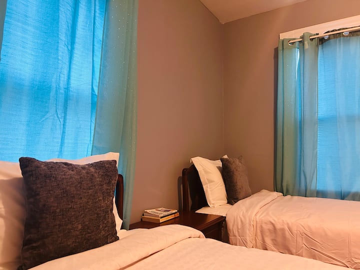 นอนหลับและผ่อนคลายในห้องนอนที่อบอุ่น ห้องนี้มีเตียงแฝด 2 เตียงโต๊ะข้างเตียงลิ้นชักและตู้เสื้อผ้า 1 ลิ้นชัก หน้าต่างบานใหญ่ที่ให้แสงธรรมชาติและผ้าม่านเพื่อความเป็นส่วนตัวบรรยากาศและการพักผ่อนที่ดี 
