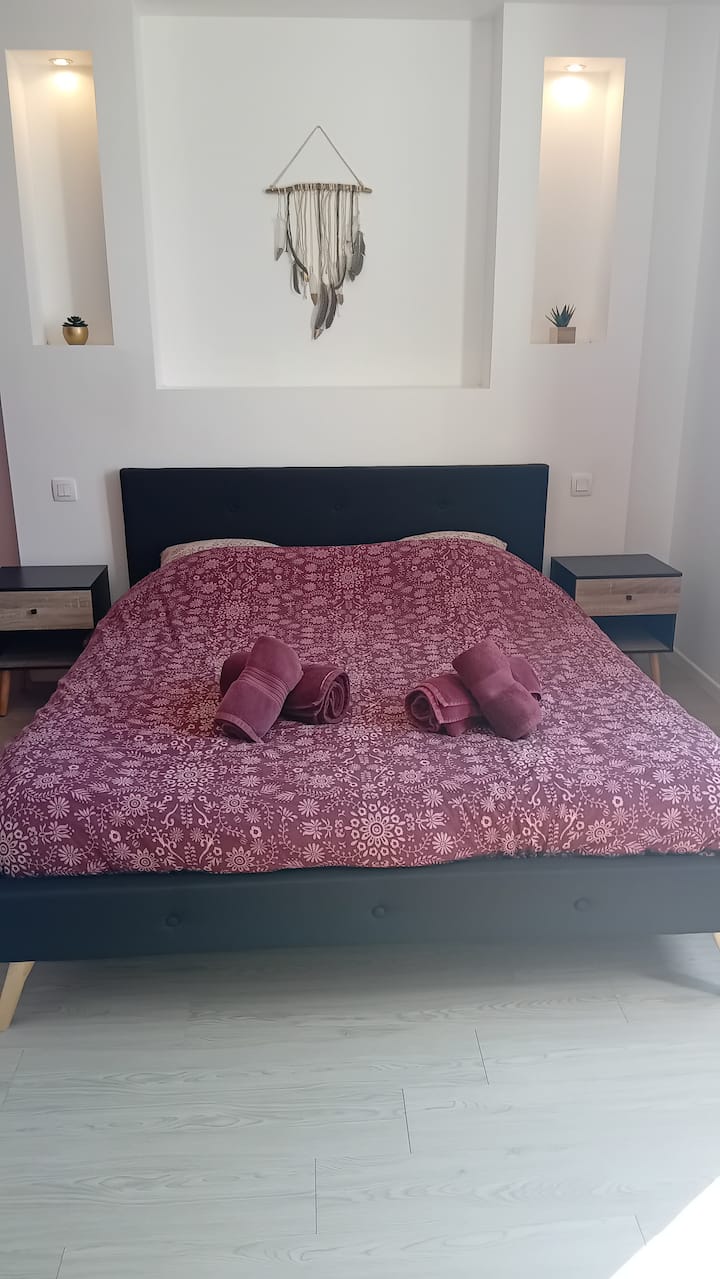 Dhomë gjumi e madhe me krevat 160 cm, tavolinë dhe dhomë të madhe veshjeje. Ka hapësirë të mjaftueshme për të vendosur një çadër krevati në dhomë (mundësia e huasë, për t'u kërkuar gjatë prenotimit)