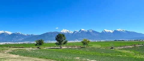 Spacious Peaceful Home With Amazing Mountain Views
