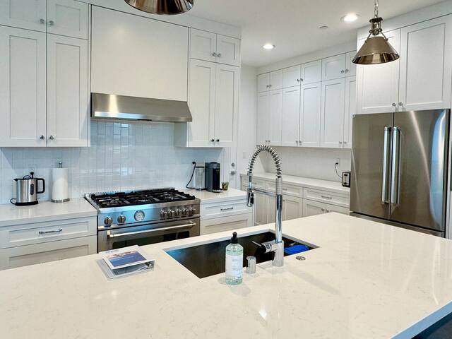 Brand New Modern Farmhouse in Silverlake gallery image 5