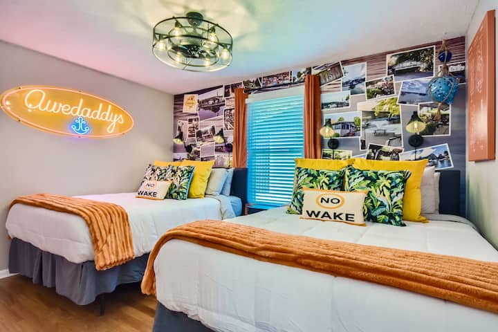 Awedaddys en el dormitorio temático Gallatin Marina con dos camas tamaño queen. TV inteligente ubicado en el dormitorio. 