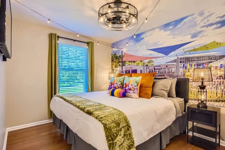The Rudder at Anchor High Themed Bedroom with King Bed. TV inteligente ubicado en el dormitorio. 