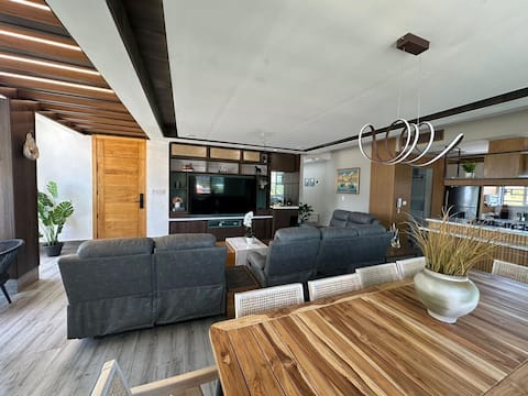 Skyline Serenity - 3BR with Modern Comforts