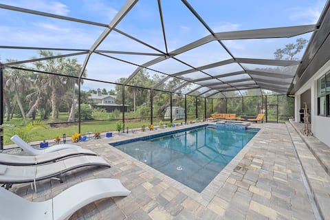 Luxurious Villa
4 bed 2 bath, salt & heated pool