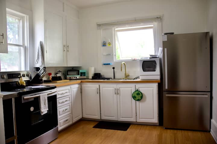 Classic 1923 Eaton’s Home | Shaunavon | Sleeps 7 - Shaunavon
