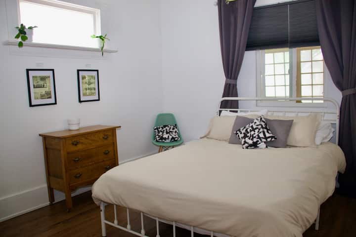Schlafzimmer 1