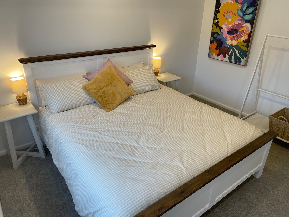 Kjo dhomë e rehatshme ka gjithashtu një krevat dopio "king", dyshek të ri të bukur dhe një batanije elektrike për dimër.