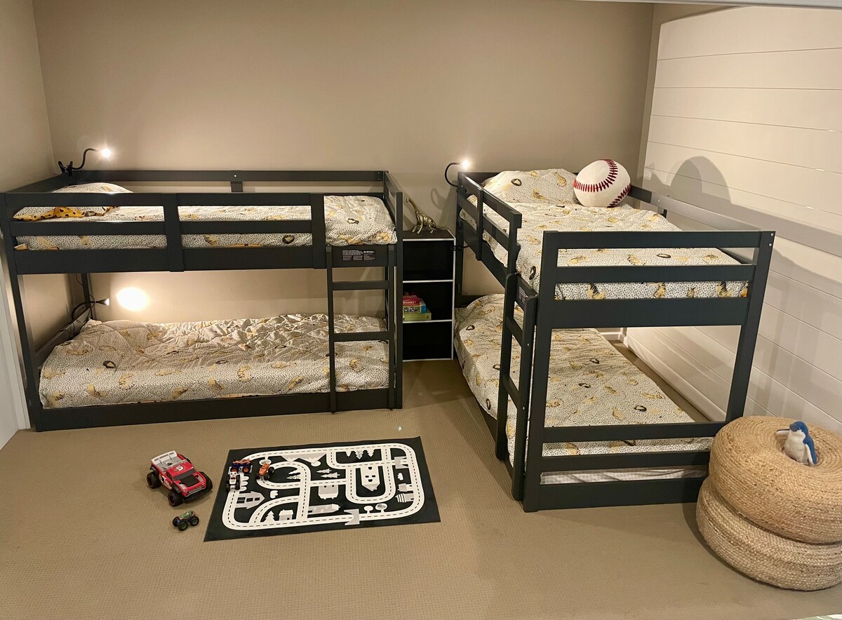 Dhomë e rehatshme për fëmijë me krevate të ulët të përshtatshëm për çdo moshë. Gjithashtu e shkëlqyer për ndërtimin e këlyshëve të batanijeve në një ditë me shi!