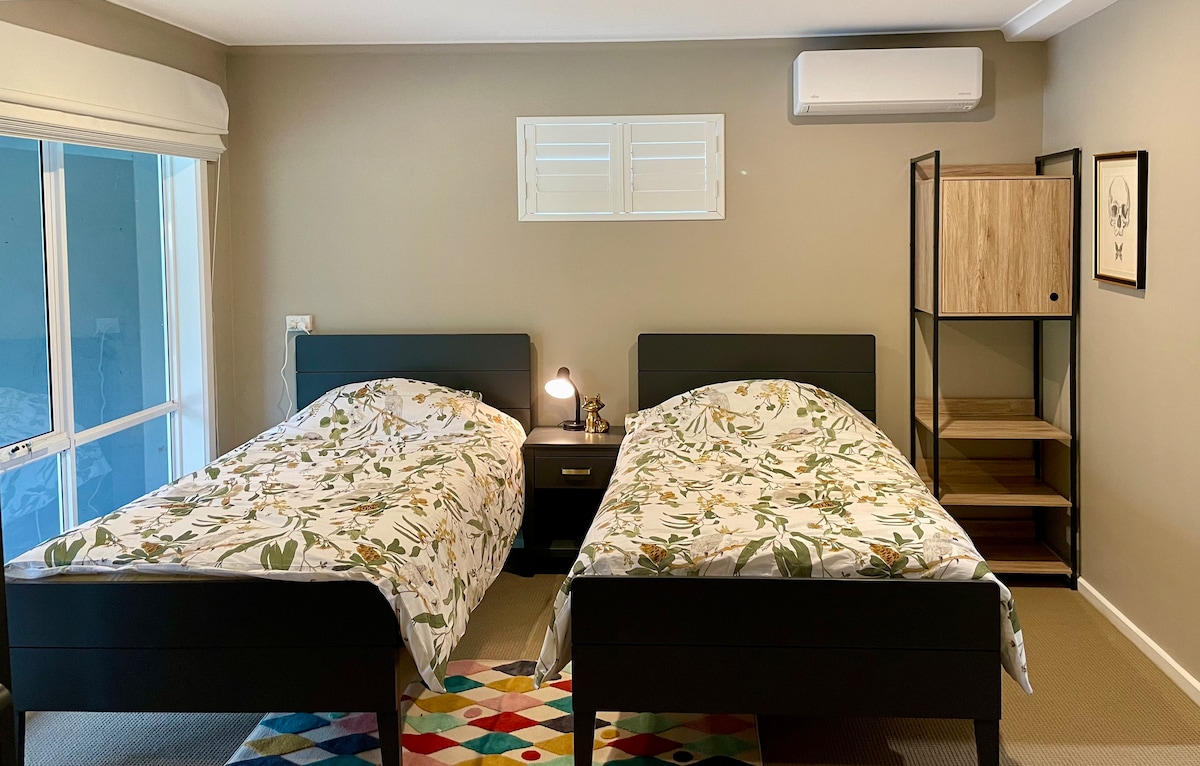 Dy krevate dopio "king" me dyshekë luksozë. Kjo dhomë ka një derë të madhe të palosshme që lidhet me dhomën e fjetjes. Vizitorët mund të zgjedhin ta kenë këtë të hapur për të krijuar një dhomë epike për fëmijë që flenë 6, ose të mbyllin derën për grupet që duan 5 dhoma gjumi të veçanta.