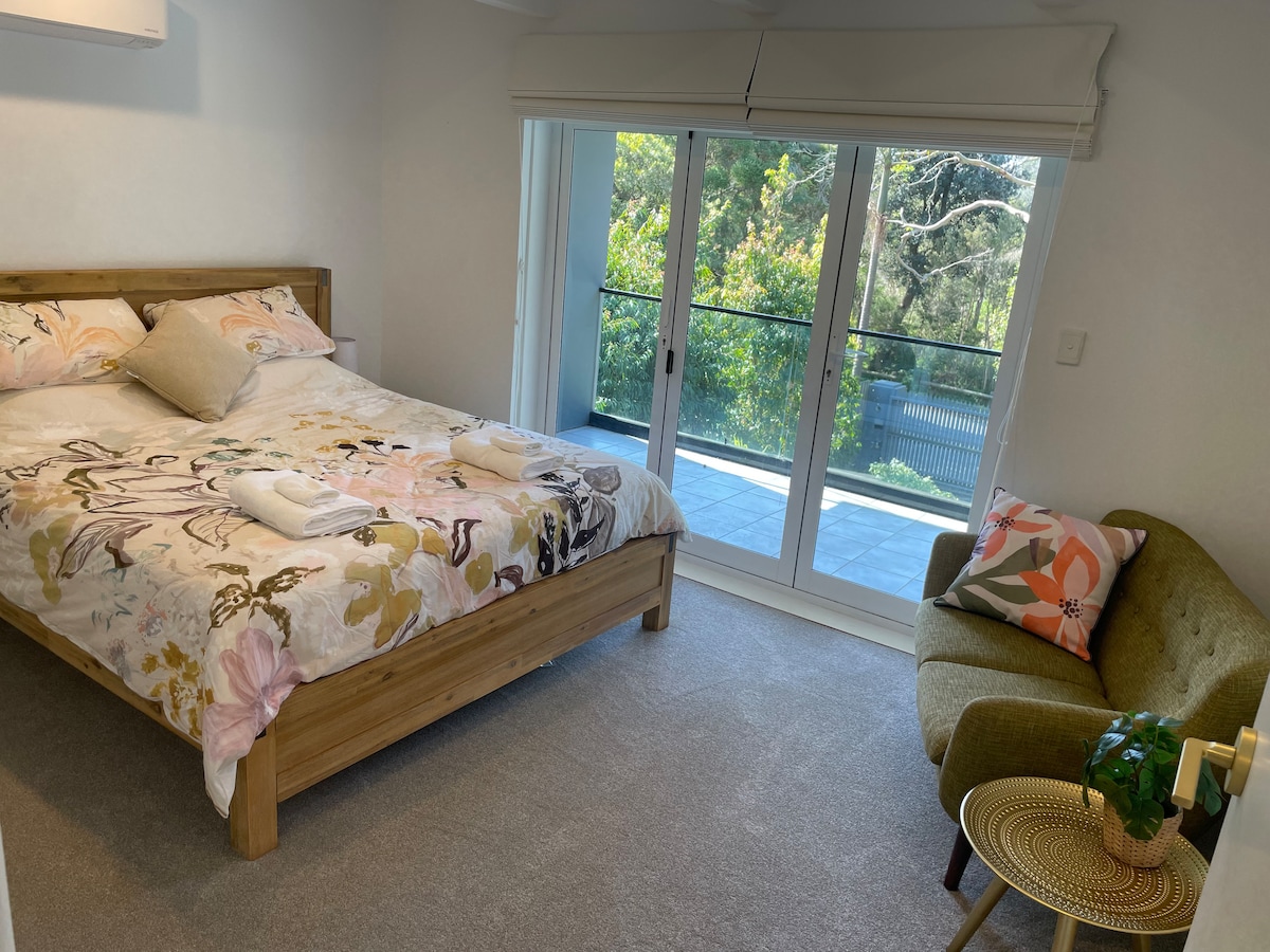 Krevat dopio "king" me dyshek luksoz krejt të ri, dyer të dyfishta në ballkonin me diell, ngrohje/ftohje me sistem të ndarë dhe rroba të ndërtuara.