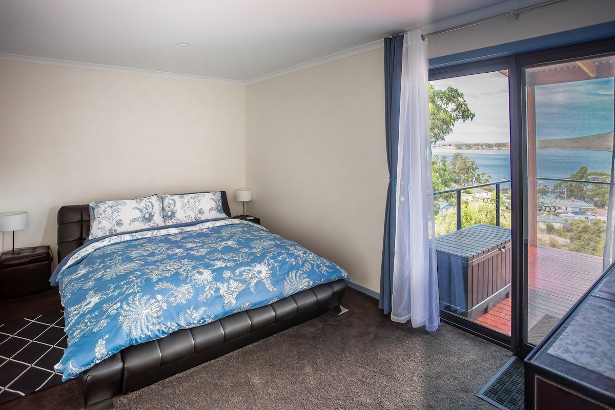 Cama tamaño queen con acceso privado a la terraza