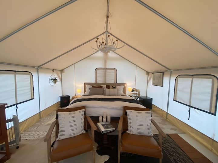 ستكون دافئًا ومحمصًا مع مدفأة كهربائية بالإضافة إلى فرن زيت. يمكن فتح 3 نوافذ للسماح بدخول الضوء . 