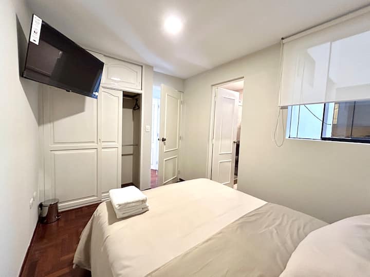 Habitación con cómoda cama de 2 plazas y con closet amplio. 