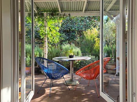 Garden Cottage 1BR: Wifi, Parking, close to Freo