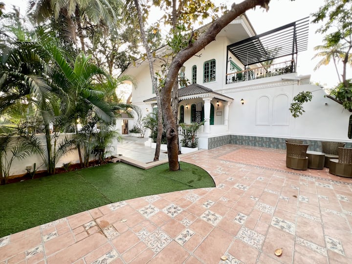 Courtyard image 2