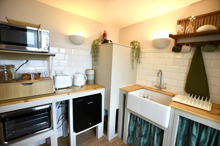 The Bamboo Cabin - Sleeps 2 - Bosham