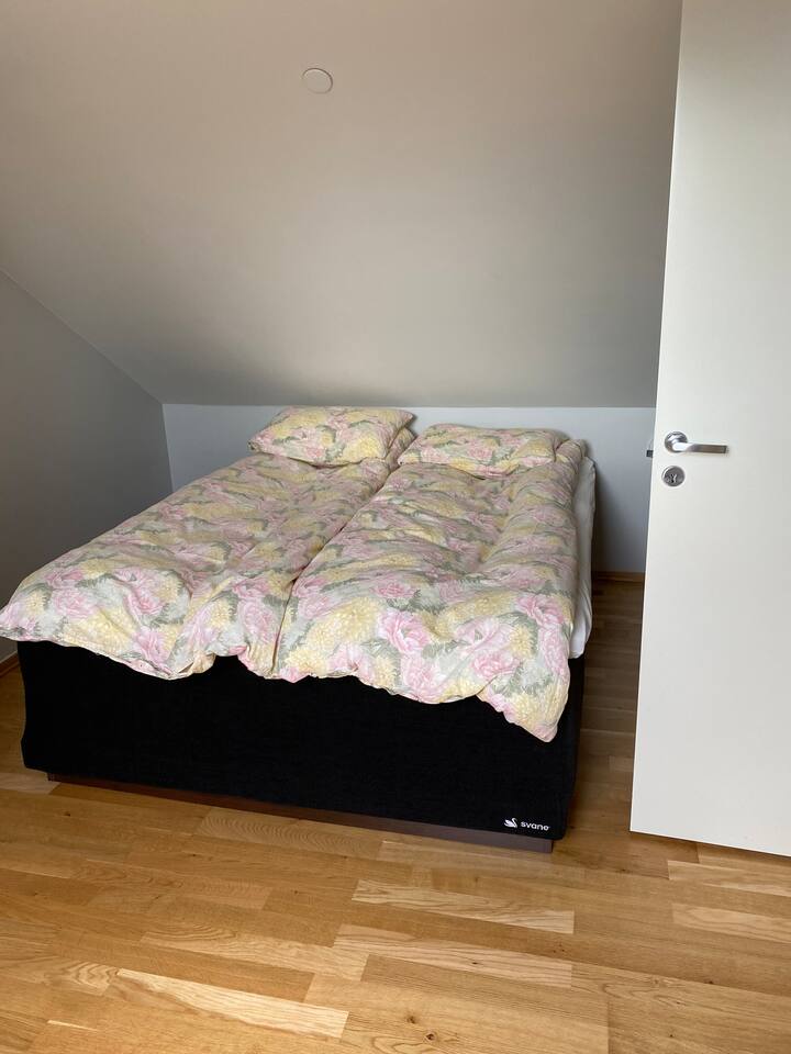 Dhomë gjumi private në katin e dytë. Me një krevat dopio 150 cm